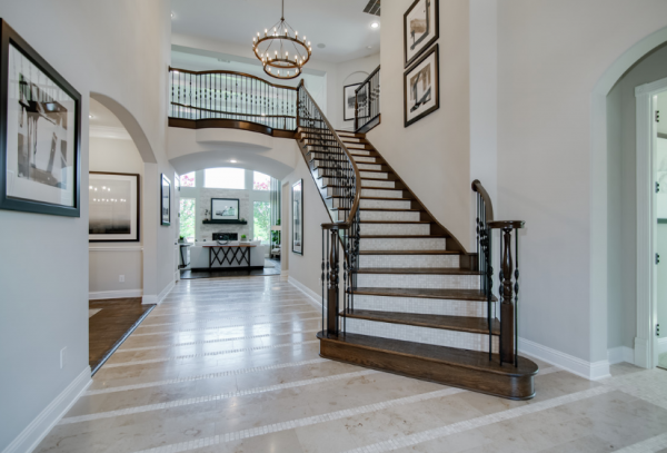 Rumah dengan tangga interior yang anggun dan menarik